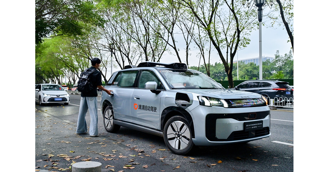 滴滴新一代 Robotaxi R2 开启全无人载客试运营：33 个传感器，北京广州可约